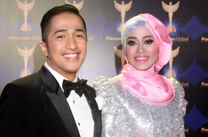 Romantisnya Irfan Hakim Berlutut di Depan Sang Istri