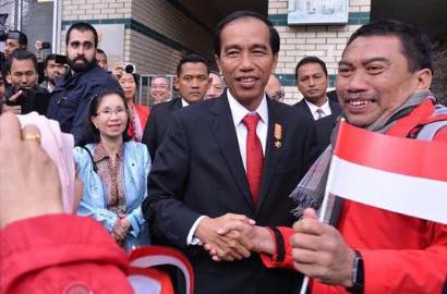 Kunjungi Belanda, Presiden Jokowi Disambut Lagu 'Indonesia Raya' dan Diajak Selfie