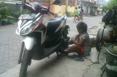 Salut Lihat Gadis Cilik Jadi Tukang Tambal Ban, Netter: Kartini Tanpa Kebaya