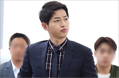 Tampil Kece, Song Joong Ki Hadiri Fashion Show Dior di Hong Kong