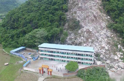 Kejatuhan Batu-Batu Besar, Sekolah Ambruk dan 21 Siswa Terluka