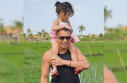 Jalan Bareng Anak di Atas Catwalk, Samuel Rizal Tuai Pujian Netter