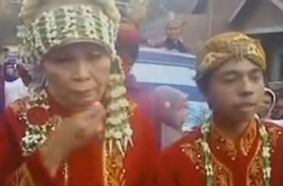 Beredar Video Pemuda SMA Nikahi Nenek Tua, Netter Heboh