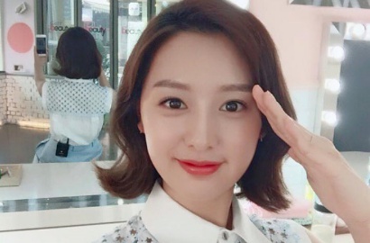 Lepas Seragam Militer, Kim Ji Won 'Descendants' Tampil Ala Wanita Kantoran