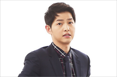 Pakai Tuksedo Merah, Song Joong Ki Tampil Menggoda di Hong Kong