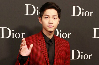 Song Joong Ki Dijaga Belasan Petugas di Bandara, Netter: Ini Memalukan
