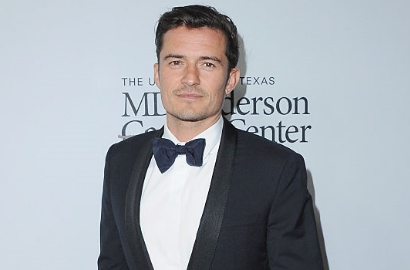 Gantengnya Orlando Bloom Pakai Celana Tenun Flores di Coachella
