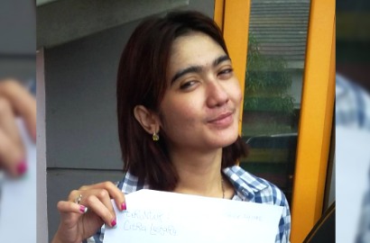 Bantah Unggah Foto Nakal Gara-Gara Gagal Nikah, Revi Mariska: Berarti Orang Gila