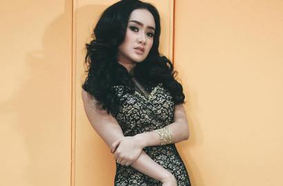 Umumkan Single Baru, Cita Citata Jadi Suster Seksi