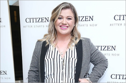 Penuh Cinta, Kelly Clarkson Pamer Foto Cium Putera Kecilnya