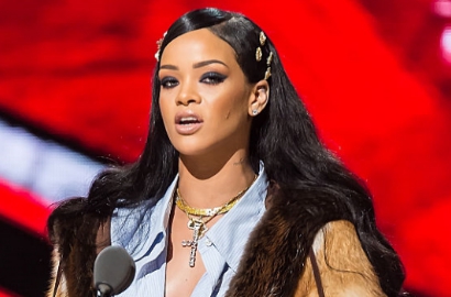 Rihanna Bawakan 'Diamonds' sebagai Tribut untuk Mendiang Prince