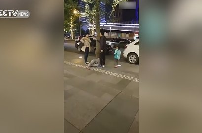 Tega, Seorang Pria Pukuli Istrinya di Pinggir Jalan di Depan Putri Mereka