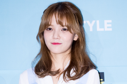 Cuma Pakai Sandal di Bandara, Gaya Santai Jimin AOA Dipuji Netter