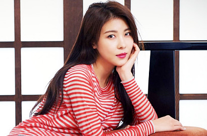 Pamer Belahan Dada, Ha Ji Won Cantik dan Elegan di Iklan Perhiasan