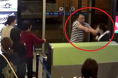 Ngamuk Penerbangan Ditunda, Penumpang Ini Serang Petugas Bandara