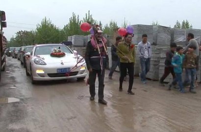 Mempelai di Tiongkok Dandani Orangtua Jadi Keledai untuk Tarik Mobil Pernikahan