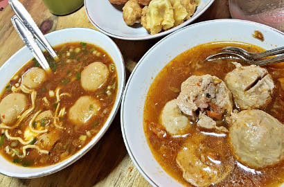 Dilayani Wanita Seksi, Warung Bakso Ini Bikin Pria Panas Dingin