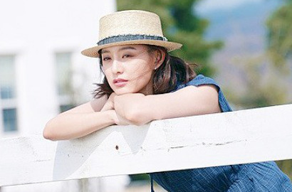 Bernuansa Musim Semi, Kim Ji Won 'Descendants' Tampil Feminin di Majalah