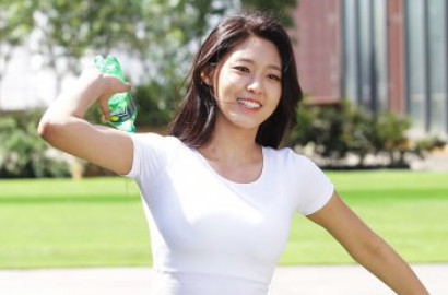 Seksi Banget, Seolhyun Jadi Pelempar Baseball di Iklan Minuman Soda