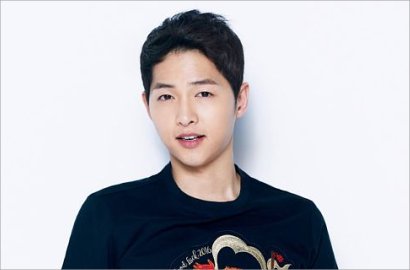 Garuk-Garuk Manja, Song Joong Ki Pamer Perut Mulus di Iklan Baru
