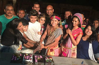 Serunya Siddharth Nigam Cs Potong Kue di Hari Terakhir Syuting 'Ashoka'