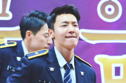 Berseragam Lengkap, Donghae SuJu Menari Seksi di Acara Kepolisian