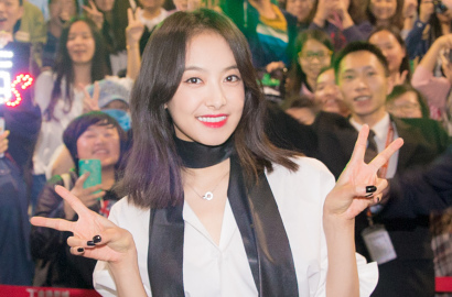 Jadi 'Putri Duyung', Victoria f(x) Sensual Berbusana Semi Transparan