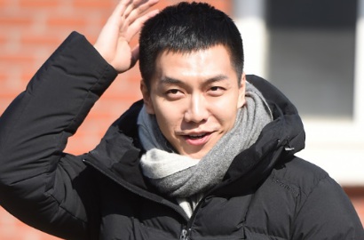 Ikut Latihan Tim Elit, Lee Seung Gi Sukses Terjun dari Helikopter Mengudara
