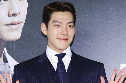 Manly Banget, Gantengnya Kim Woo Bin Pakai Setelan Jas di Event Fashion