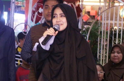 Umroh, Umi Pipik Dituduh Menghindar dari Acara Haul Mendiang Uje