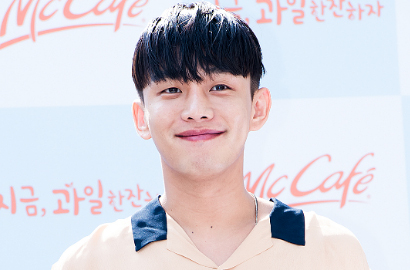 Hiasi Cover Majalah Hongkong, Kecenya Yoo Ah In Tampil Klimis