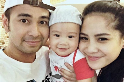 Raffi Ahmad dan Gigi Foto Keluarga Bareng Rafathar, Plagiat Pose Kim Kardashian?