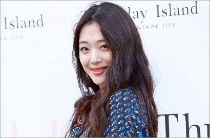 Selfie Seksi di Kasur, Sulli Ngaku Sedih Ponselnya Hilang