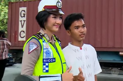 Netter Heboh Pengendara Motor Pede Minta Foto dengan Polwan Cantik di '86' Net TV