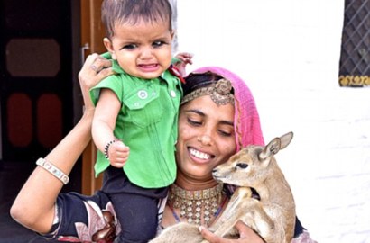 Seperti Anak Sendiri, Suku di India Beri ASI Rusa Langsung dari Payudara