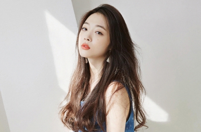 Masih Laku, Sulli Tampil Memukau Jadi Ambassador Merek Pakaian