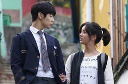 Lucunya Hyeri Coba Gigit Tangan Kang Min Hyuk di Foto BTS 'Entertainer'