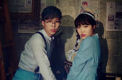 Waduh, Akdong Musician Tertangkap Saat Cari Buku di Teaser 'Re-Bye'
