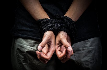 Penuh Tangis Haru, Ibu ABK yang Disandera Abu Sayyaf Sampai Cium Layar TV