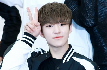Fans Berat, Hoshi Seventeen Girang Dapat Lightstick SHINee