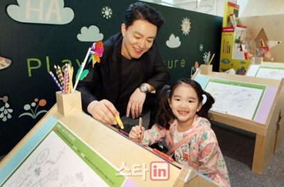 Unyu Banget! Lee Bum Soo Gandeng Putrinya Hadiri Acara Publik