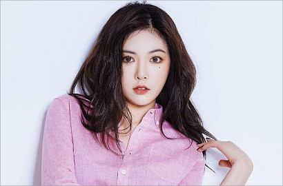 Selfie Cantik, HyunA Malah Digoda Minum Es Teh di Bali