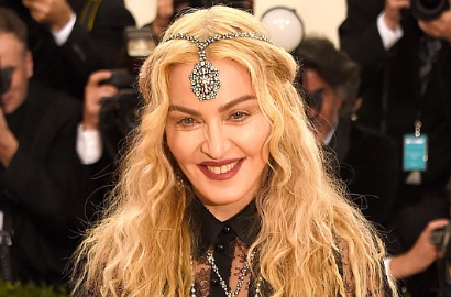 Pakai Baju Transparan di Met Gala, Madonna Ngeluh Pantatnya Kedinginan
