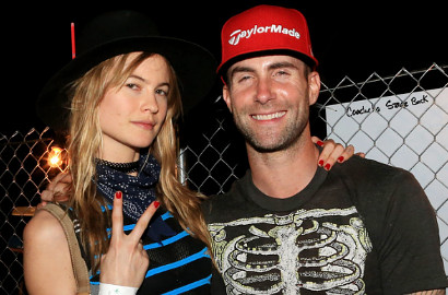 Kocak, Adam Levine Pamer Foto Lagi Hamil Kayak Behati Prinsloo