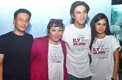 Mesranya Tatapan Rizky Nazar di Poster 'I Love You From 38000 Ft'