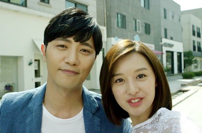 Cieee, Mesranya Jin Goo Rangkul Kim Ji Won Saat Bintangi Iklan Baru