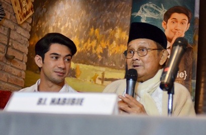 Reza Rahadian Kaget B.J. Habibie Minta Diundang ke Premiere 'My Stupid Boss'