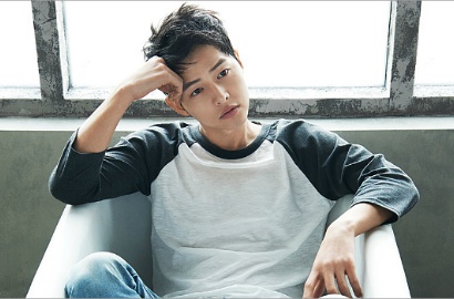 Pose Menggoda, Song Joong Ki Pamer Dada Sambil Tiduran Seksi di Bathtub