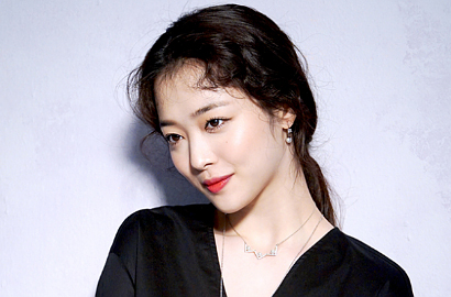 Berambut Ikal di Iklan Swarovski, Sulli Masih Cantik?