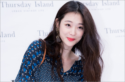 Pamer Selca Imut, Sulli Eks f(x) Gak Pakai Bra?